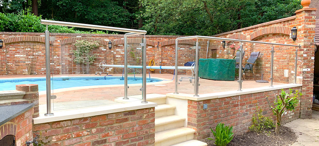Glass Modular around Swimming Pool